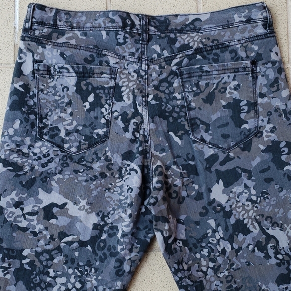 Bandolino Denim - Bandolino Camo Stretch Jeans Size 10, 33" X 30"